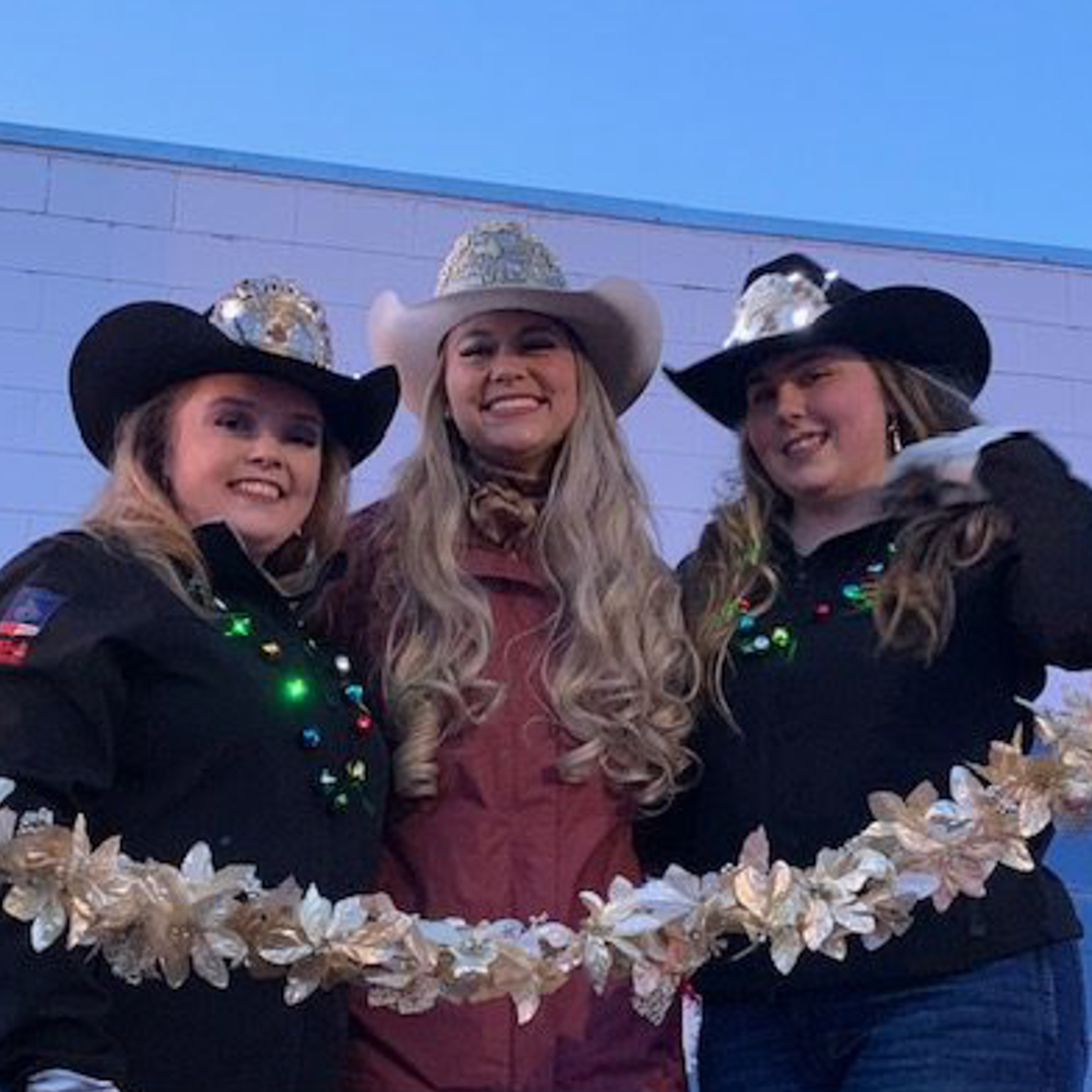 Queen-Jadeyn-Hanging-out-with-Lewiston-Roundup-before-Clarkston-Christmas-Parade-1.jpg-1-1-rotated